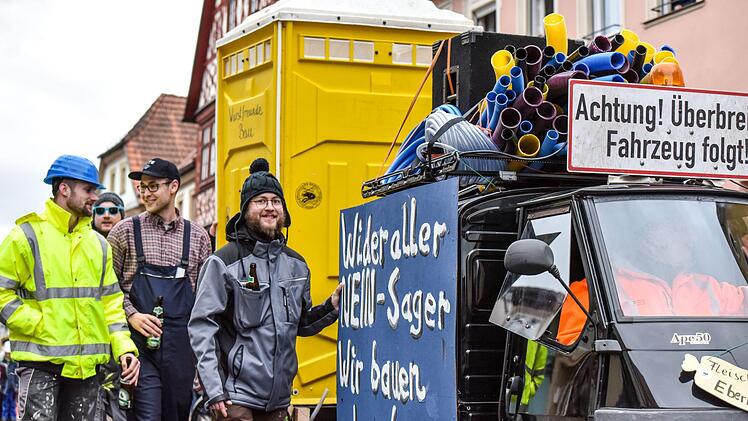 Der Eberner Gaudiwurm trotzte dem trüben Wetter und versprühte tolle Faschingsstimmung. Foto: Ryan Evans