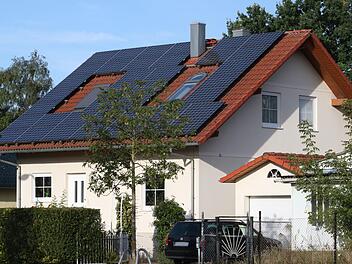 Auf immer mehr Hausdächern sind Photovoltaik-Anlagen zu finden. Wer selbst Strom erzeugt, hilft nicht nur dem Klima, sondern spart auch Geld. Foto: Nestor Bachmann/dpa