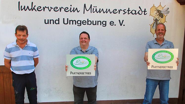 Partnerbetriebe der Dachmarke Rhön sind nun die Hobby-Imker Dieter Schölzke  (Mitte) und Arnulf Eckert (rechts) mit seiner Frau Sonja. Thomas König von  der Rhön GmbH (links) überreichte ihnen ihre Auszeichnungen.