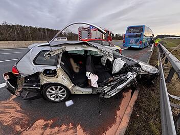 Tödlicher Unfall auf A9 bei Gefrees: Frau wird aus Auto geschleudert