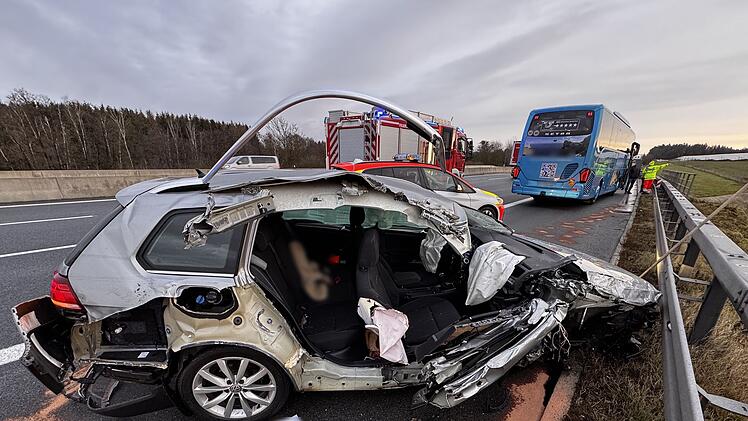 Tödlicher Unfall auf A9 bei Gefrees: Frau wird aus Auto geschleudert