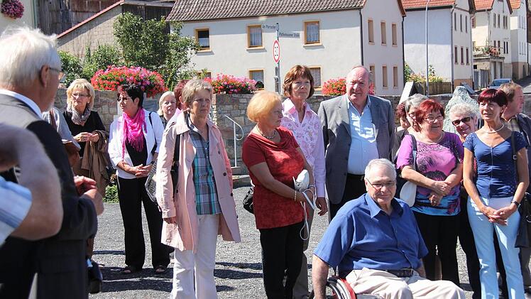 Auf dem Pfaffenhausener Friedhof.