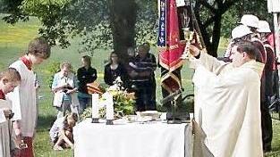 Pfarrer Bernhard Friedmann bei der Messe