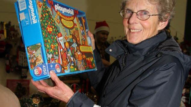 Playmobil zu Weihnachten? Flohmarktbesucherin Heide Lauterbach mit ihrem Fund .