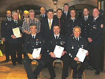 Nicht weniger als zehn hochkarätige Ehrungen standen bei der Jahreshauptversammlung der Feuerwehr Zaubach an. Unser Bild zeigt (sitzend von links) Siegmund Kremer, Leonhard Will und Albert Korzendorfer (alle 40 Jahre aktiv) sowie (stehend von links) Kreisbrandmeister Alexander Reinsch, Ehrenmitglied Georg Spindler, Kreisbrandinspektor Horst Tempel, Ehrenmitglied Hans Spindler, Kreisbrandrat Stefan Härtlein, Landrat Klaus Peter Söllner, Bürgermeister Roland Wolfrum, Dieter Spindler (25 Jahre a...