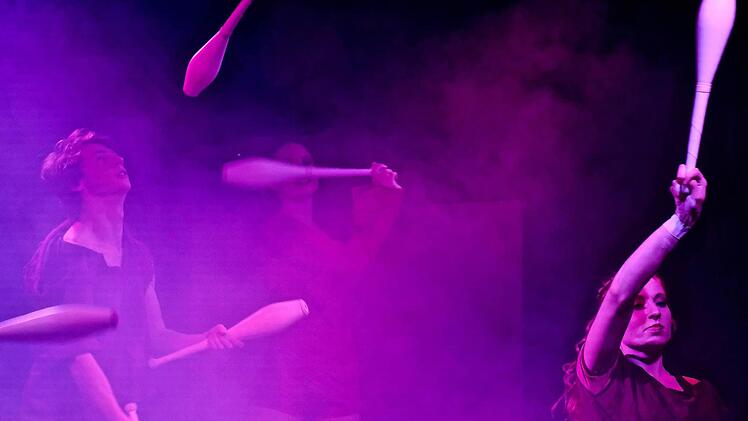 Vorstellung der Absolventen der Staatlichen Artistenschule Berlin im Circus Luna Foto: Gerd Schaar