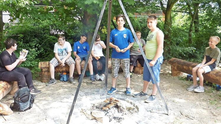 Die Schüler weihen den neu angelegten Grillplatz gleich ein.