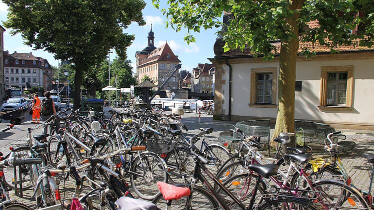 Fahrräder ohne Ende - für die Stadträte  zu viele? So hat das Gremium  in seiner letzten Vollsitzung vor der Sommerpause die     Image-Kampagne    mit dem Logo "Velove Bamberg" (aus "Velo" und "Love") vorerst  gestoppt.  Foto: Stadt Bamberg/Archiv