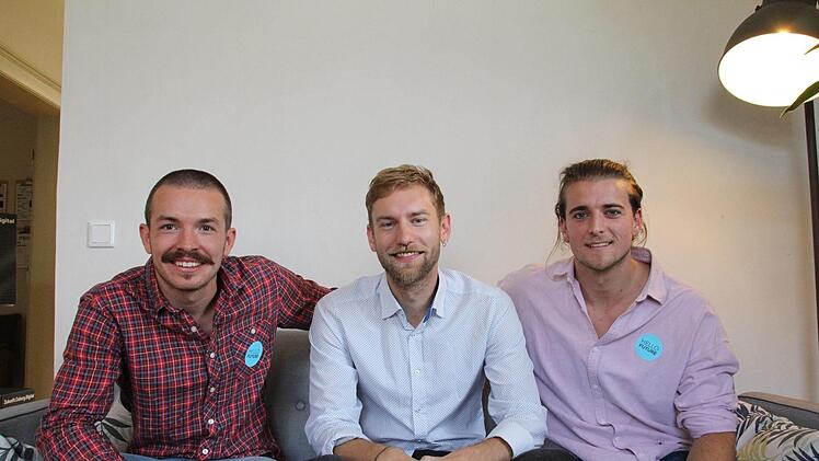In der Villa nutzen die drei Gründer von UEE Digital Mobile Solutions, Franz Liebermann, Valentin Eiber und Tim Hellwig, bereits begeistert den Coworkingspace. Foto: Simone Bastian