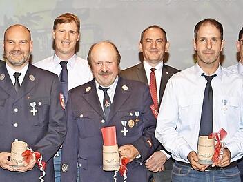 Bei der Ehrung (von links): Landrat Schneider, Bürgermeister Werner, Kreisbrandrat Dressel, Marco Schlegelmilch, Andy Jenatschke, Gerhard Wächter, Dritter Bürgermeister Stephan Schneider, Jürgen Heinisch, Klaus Bohnengel, Franz-Josef Zoth, Herbert Kraus und die Kommandantin Julia Volpert  Foto: Ulrike Langer
