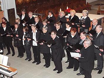Die vereinten Chöre der Chorgemeinschaft und des Vokalensembles "Nuova Canzone" unter der Leitung von Jitka Maisel beeindruckten die zahlreichen Besucher des Adventskonzerts und stimmten sie auf das Weihnachtsfest ein. Fotos: Alfred Thieret