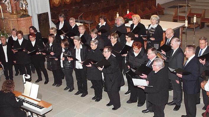 Die vereinten Chöre der Chorgemeinschaft und des Vokalensembles "Nuova Canzone" unter der Leitung von Jitka Maisel beeindruckten die zahlreichen Besucher des Adventskonzerts und stimmten sie auf das Weihnachtsfest ein. Fotos: Alfred Thieret