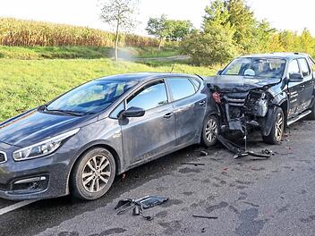 Totalschaden: zwei der an der Kollision beteiligten Unfallfahrzeuge Foto: News5/Merzbach