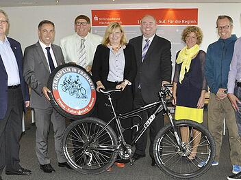 Die Paten und Organisatoren der Benefizradtour beim Gespräch in der Höchstadter Kreissparkasse. Von links: Peter Streng (stellvertretender Präsident des Bundes deutscher Radfahrer), Günter Schulz, Alexander Tritthart, Helmut P. Schuh, Gabi Schmidt, Reinhard Lugschi, Susann Waller (Karpfenland Travel), Michael Walther, Michael Thiem (beide Laufer Mühle) Foto: Maria LeichtDie Paten und Organisatoren der Benefizradtour beim Gespräch in der Höchstadter Kreissparkasse. Von links: Peter Streng (ste...