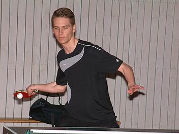 Der SV Rothenkirchen hat nicht nur den höchsten Spielstärkewert seiner sechs Stammakteure, sondern er zählt in der 1. Kreisliga auch zu den Meisterschaftsanwärtern. Jens Hammerschmidt (Bild) war in der vergangenen Saison mit einer Bilanz von 33:4 Spielen der Beste im mittleren Paarkreuz der 2. Kreisliga. Nach drei Neuzugängen steht der 21-Jährige nun an Position fünf des Aufsteigers Rothenkirchen.  Foto: Hans Franz