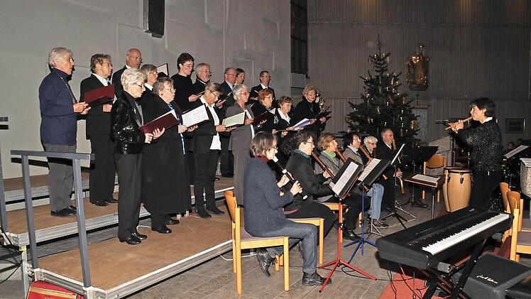 Kirchenchor St. Elisabeth, begleitet vom Blockflöten-Ensemble der Bad Kissinger Erlöserkirche unter der Leitung Christine Stump. Fotos: Klopf