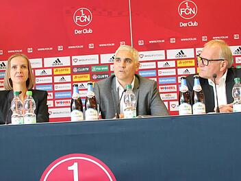 Der Neue beim Club: Sportvorstand Andreas Bornemann (Mitte) neben Aufsichtsrats-Chef Thomas Grethlein. Links: Katharina Wildermuth (Leitung Unternehmenskommunikation). Foto: Peter Groscurth