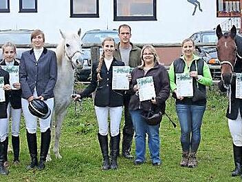 Die Teilnehmerinnen sind stolz, das Reitabzeichen in den verschiedenen Stufen erfolgreich abgelegt zu haben.