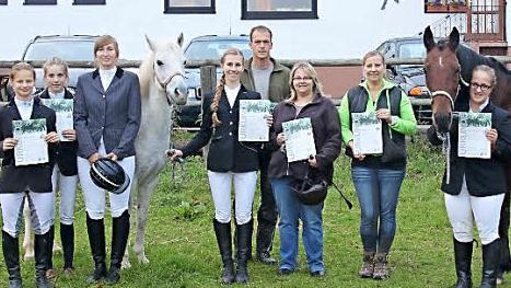 Die Teilnehmerinnen sind stolz, das Reitabzeichen in den verschiedenen Stufen erfolgreich abgelegt zu haben.