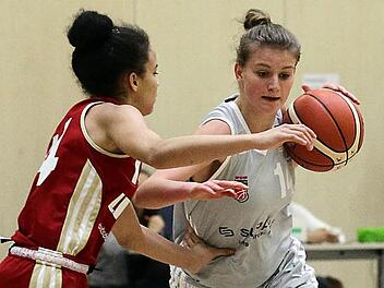 Die Bambergerin Anika Hartmann (r.) l&auml;sst sich nicht aufhalten, auch wenn sie die Chemnitzerin foulw&uuml;rdig angeht. Fotos: sportpress