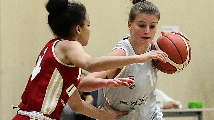 Die Bambergerin Anika Hartmann (r.) l&auml;sst sich nicht aufhalten, auch wenn sie die Chemnitzerin foulw&uuml;rdig angeht. Fotos: sportpress