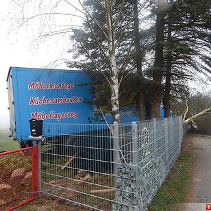 Lkw fährt bei Neudrossenfeld in Vorgarten
