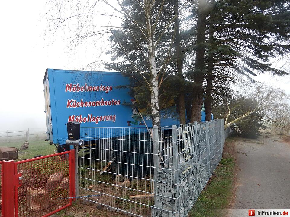 Lkw fährt bei Neudrossenfeld in Vorgarten