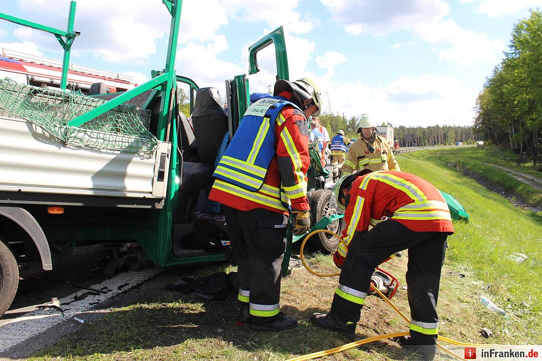 A9: Kleintransporter prallt gegen Heck eines Lkws – drei Menschen schwer verletzt