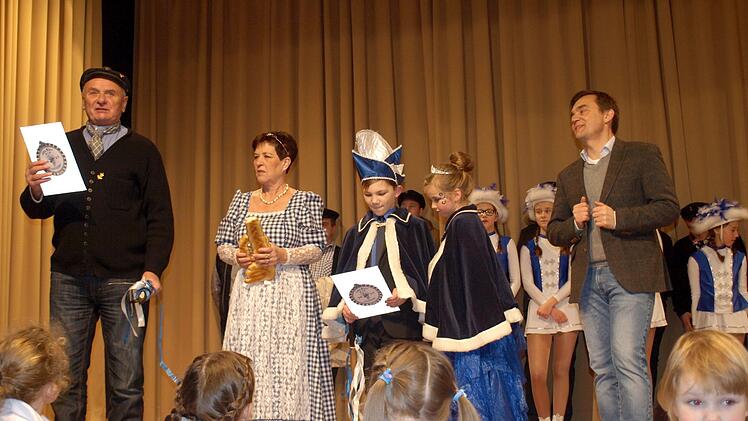 Sie verkünden ihre Regentschaft, die noch  bis zum ersten Büttenabend dauern wird (von links):  Prinz Andi I.,  Prinzessin Bärbel I., Prinz Erich I. und Prinzessin Samia I., rechts der  beurlaubte Bürgermeister Jens Korn. Foto: Susanne Deuerling