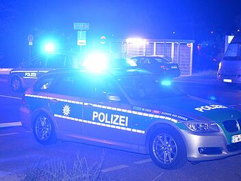 Schwerer Verkehrsunfall in Oberbayern am Wochenende: Ein Senior kommt auf die Gegenfahrbahn und kracht in ein weiteres Auto. Symbolbild: Ronald Rinklef