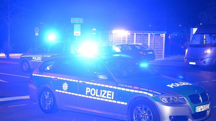 Schwerer Verkehrsunfall in Oberbayern am Wochenende: Ein Senior kommt auf die Gegenfahrbahn und kracht in ein weiteres Auto. Symbolbild: Ronald Rinklef