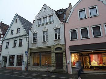 Die Fassade des Hauses in der Bahnhofstraße fällt dank ihrer Ornamente aus der Reihe.Foto: Arkadius Guzy