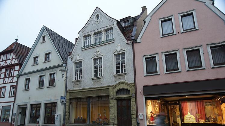 Die Fassade des Hauses in der Bahnhofstraße fällt dank ihrer Ornamente aus der Reihe.Foto: Arkadius Guzy