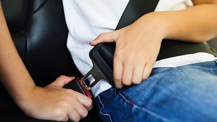 In Mittelfranken ist ein junger Mann bei einem Unfall verletzt worden: Sein Auto hatte sich mehrfach überschlagen. Und der Fahrer war nicht angeschallt. Symbolfoto: rawpixel.com/pexels.com