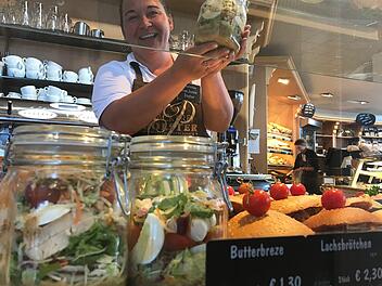 Jasmin Stephan präsentiert die neue umweltfreundliche Idee: Salat im Glas.  Foto: Michael Busch
