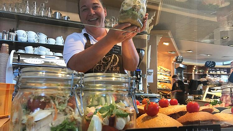 Jasmin Stephan präsentiert die neue umweltfreundliche Idee: Salat im Glas.  Foto: Michael Busch