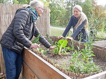 Roswitha Dicker (l.) und Christiane Chantre am Hochbeet an der Erlöserkirche.  Foto: Maria Menzel