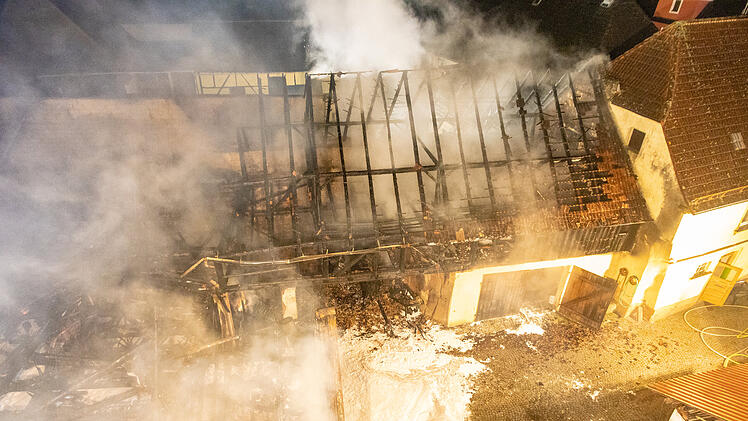 "Es hätte auch das halbe Dorf abbrennen können": Scheune brennt mitten in Ortschaft nieder