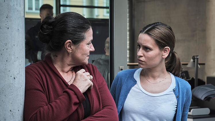 Die unkonventionelle Chefin Marion D&ouml;rner (Anne-Kathrin Gummich, links) f&uuml;hrt ein offenes Gespr&auml;ch mit ihrer neuen Mitarbeiterin Annett Schuster (Kristin Suckow).