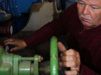 Bertram Holhut macht das Thurnauer Freibad winterfest.  Fotos: Jürgen Gärtner