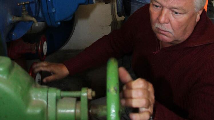 Bertram Holhut macht das Thurnauer Freibad winterfest.  Fotos: Jürgen Gärtner