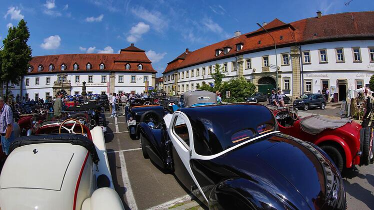 Da kommt Otto Normalverdiener aus dem Staunen nicht mehr heraus: In Reih' und Glied parkten die hochglanzpolierten Bugattis auf dem Ebracher Marktplatz. Fotos: Matthias Hoch