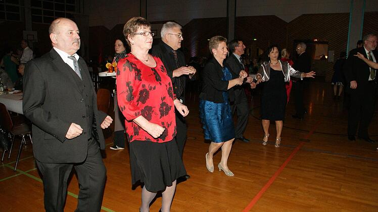Stammgäste beim Rosenball der Caritas sind Roland und Erna Brasch (Mitte) aus Unterschleichach. Sie genossen das "Heimspiel" im OAZ und legten mit ihren Freunden aus dem Tanzkreis eine Cha-Cha-Cha-Formation auf's Parkett.