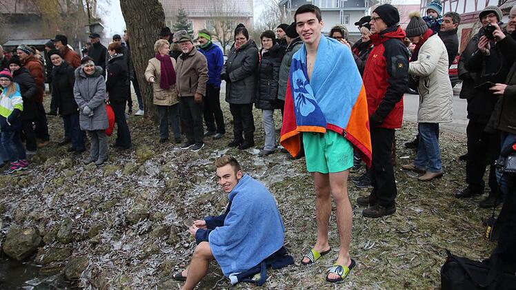 Sven Bätz aus Stöppach und Fabian Thiele aus Scherneck, der zum ersten Mal am Neujahrsschwimmen teilnimmt