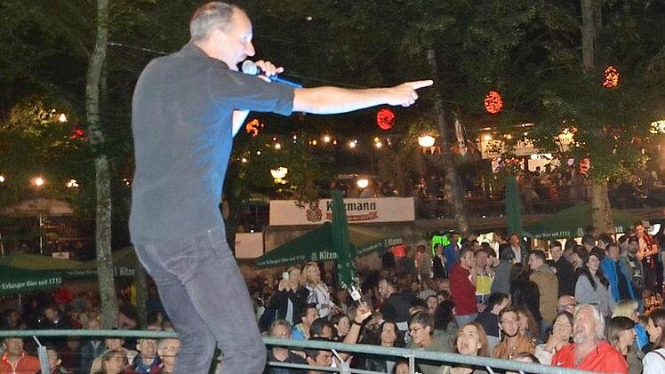 Sänger Bernhard Wilfer von "Faded Glory": Stimmung am Freitagabend, bis kurz vor Schluss der Regen kam.  Fotos: Bernhard Panzer