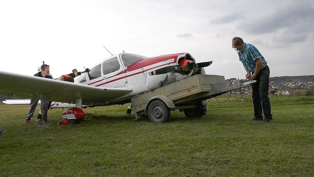 Leichtflugzeug legt Bruchlandung auf Flugplatz in Hettstadt hin