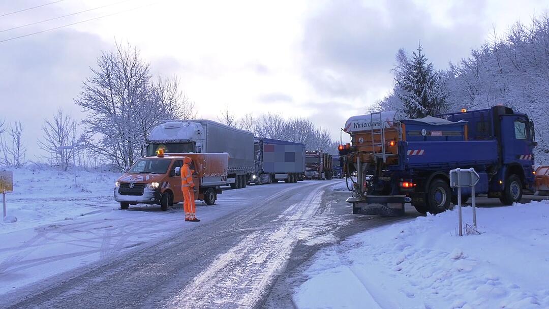 Stillstand im Landkreis Hof: Schnee und Eis lassen Verkehr erliegen