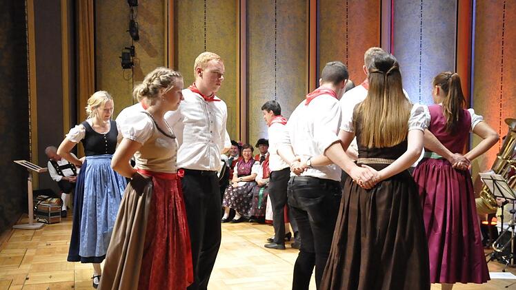 Mit fliegenden Röcken und fränkischen Figurentänzen tanzen die "Berger Plüapaare" in Bergrheinfeld bei der "Kirwa" um den Planbaum.Peter Klopf