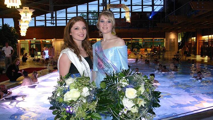 Amtsübergabe von Victoria I. (links) an Jennifer I. Matthias Einwag
