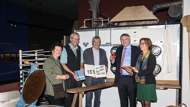 Drei historisch wertvolle Bücher schenkte Innungsobermeister Ralf Groß (Mitte) dem Bäckereimuseum. Darüber freuen sich (von links) die frühere Geschäftsführerin Sigrid Daum, Museumsleiter Bernd Sauermann, Vorsitzender Stefan Soiné und Geschäftsführerin Helga Metzel.